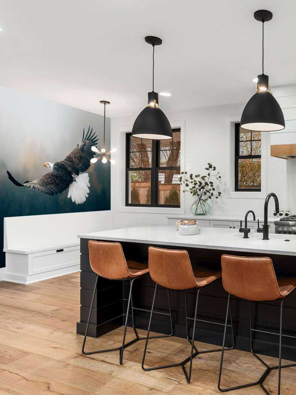 Orzeł przedni nad lasem