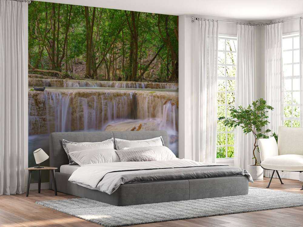 Wodospad w głębokim lesie deszczowym