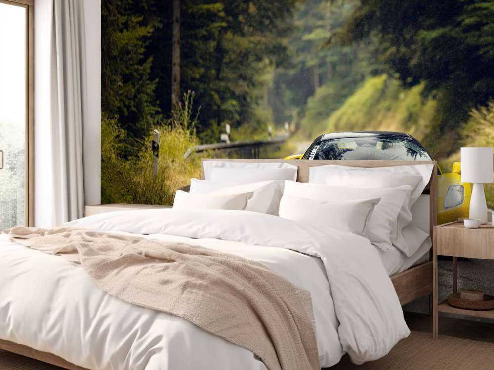 Maserati w zielonym lesie