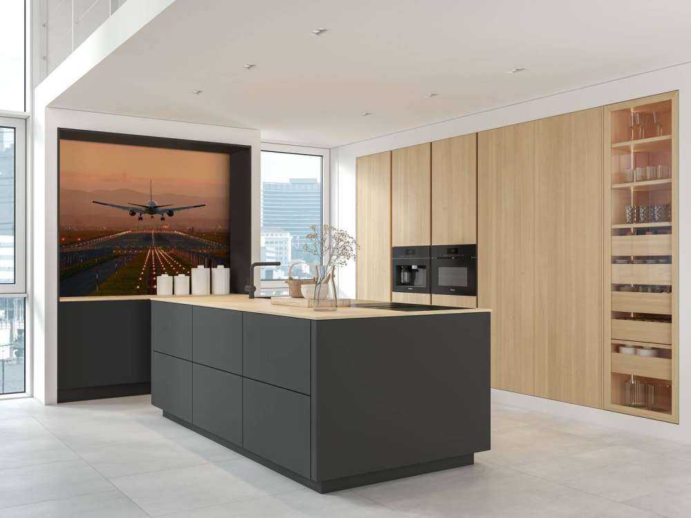 Samolot do lądowania w wieczornym słońcu