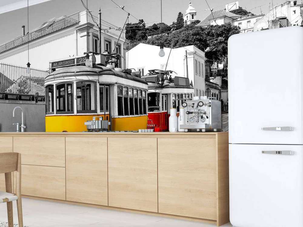 Żółty i czerwony tramwaj