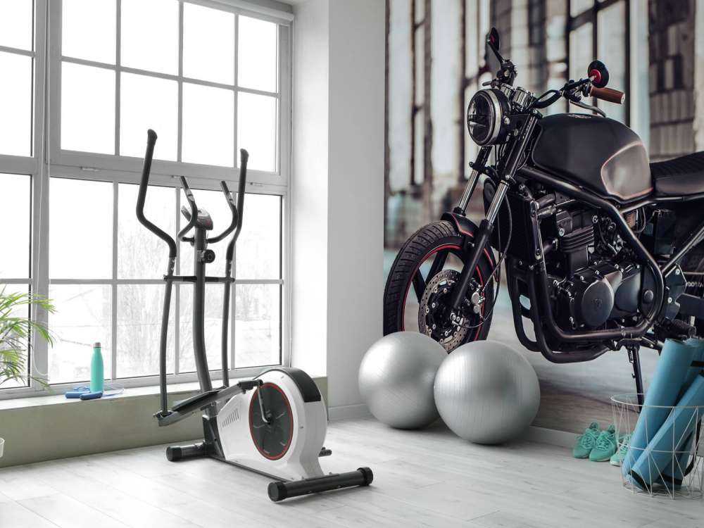 Matowy czarny motocykl