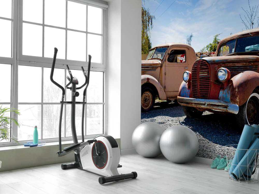 Rdzewiejące stare ciężarówki