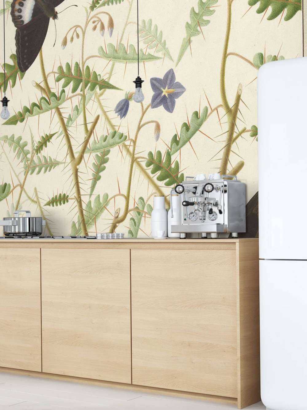 Kwitnący krzew z dwoma egzotycznymi motylami