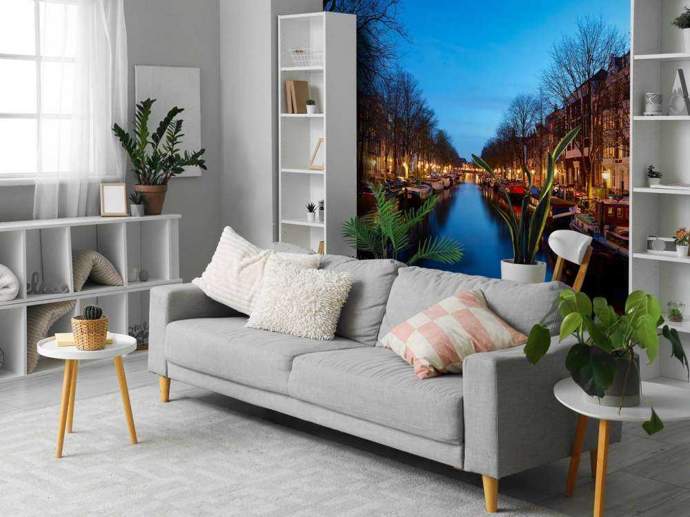 Barki wzdłuż podświetlonego kanału