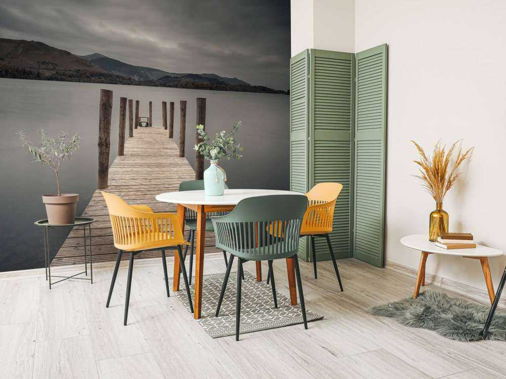 Nabrzeże na spokojnym jeziorze