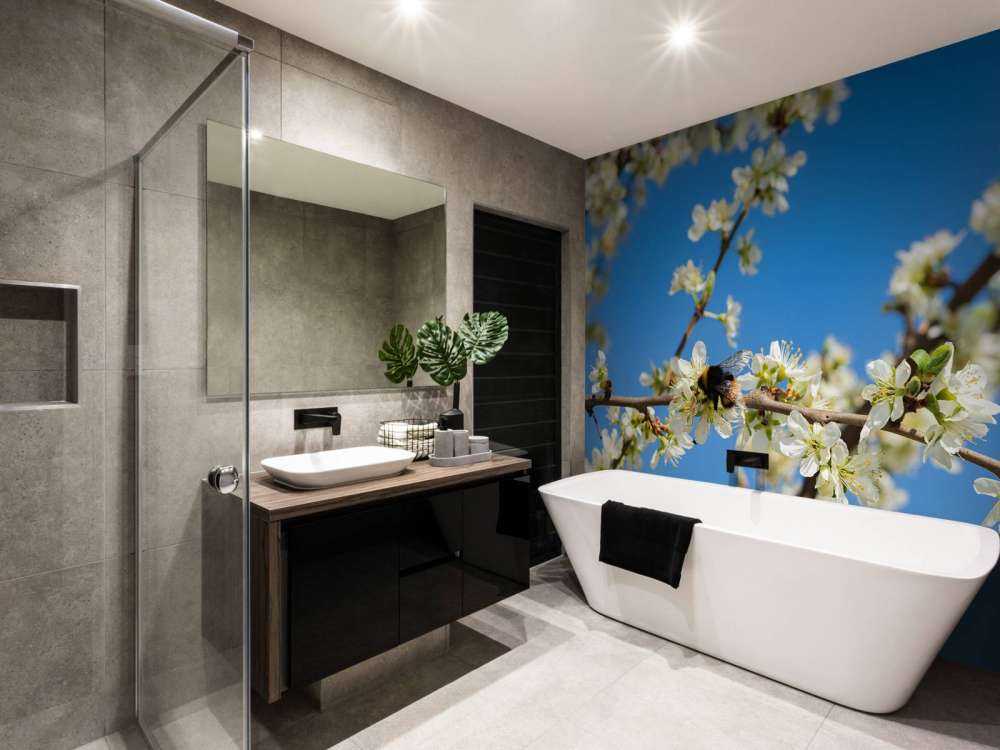 Trzmiel z białymi kwiatami