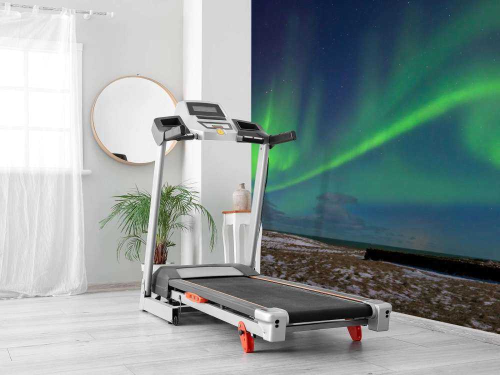 Zorze polarne nad kościołem