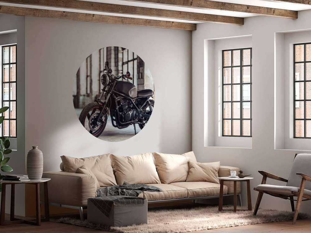 Matowy czarny motocykl