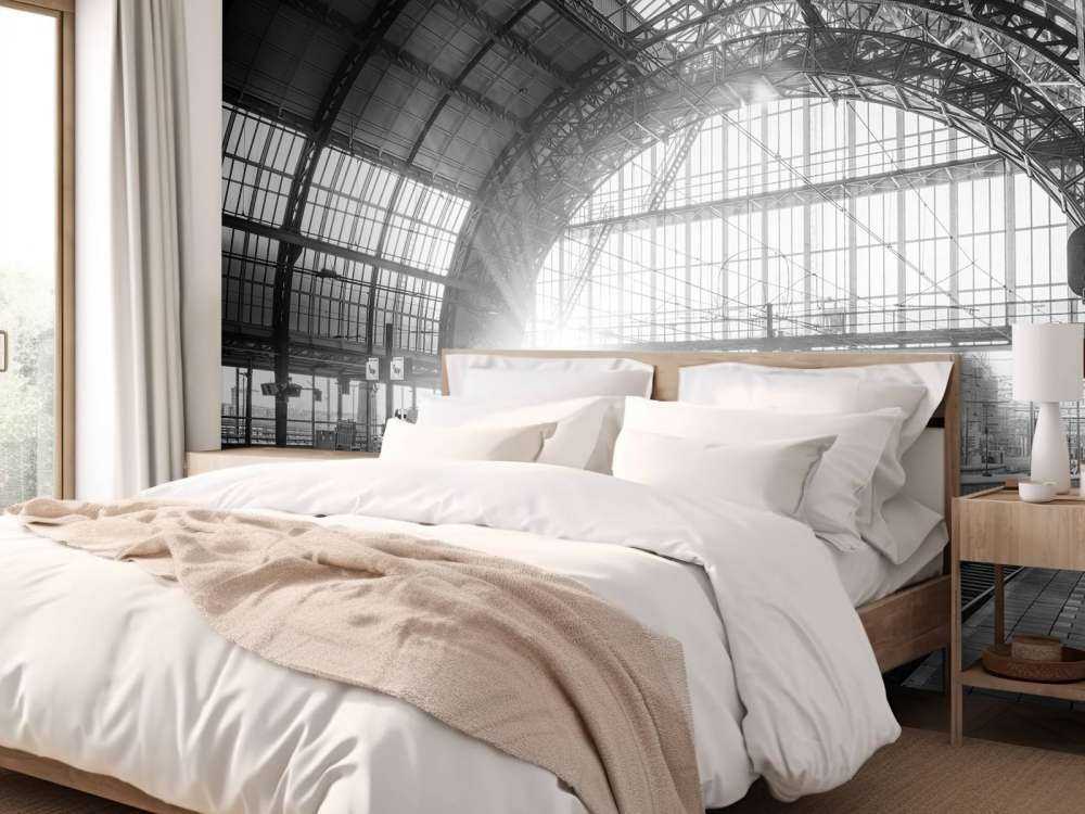 Wschód słońca na stacji w czerni i bieli