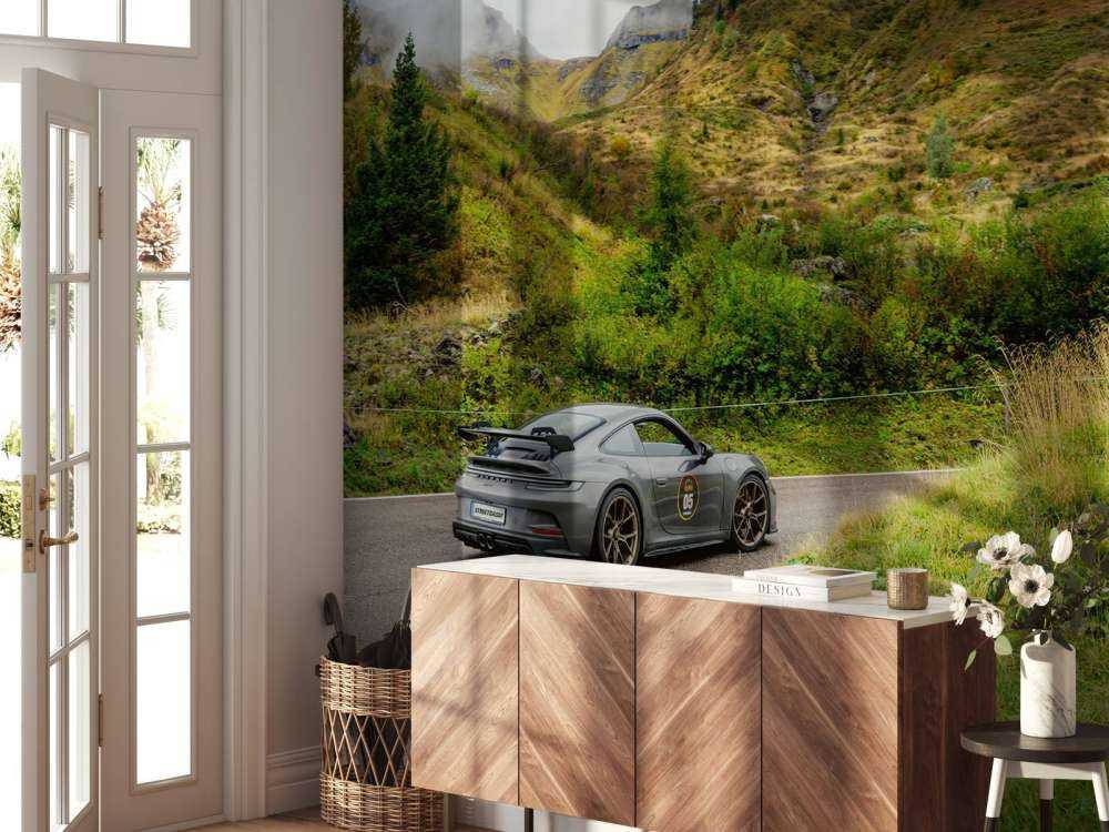 Sportowy samochód przez górską mgłę