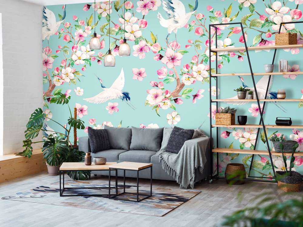 Żurawie pomiędzy różowymi kwiatami