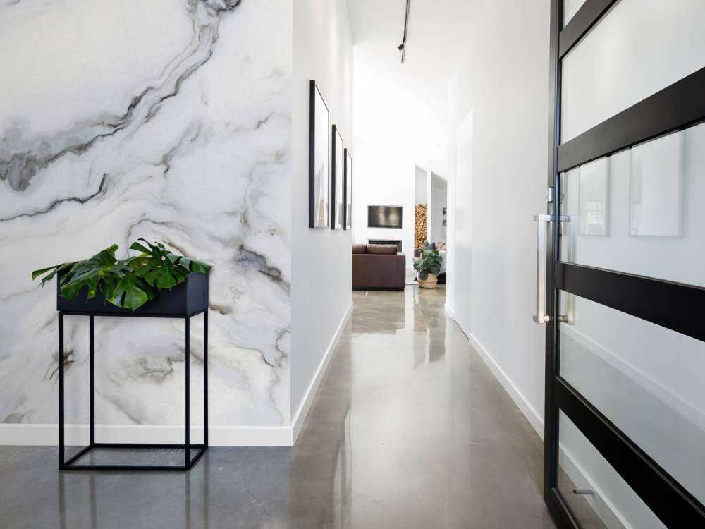 Biały, kręcony marmur