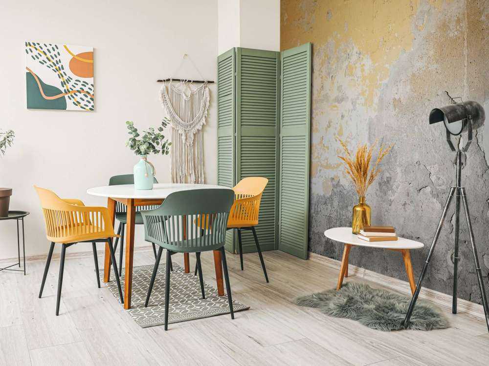 Postarzana żółta ściana