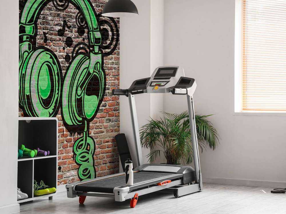 Graffiti na starej ceglanej ścianie