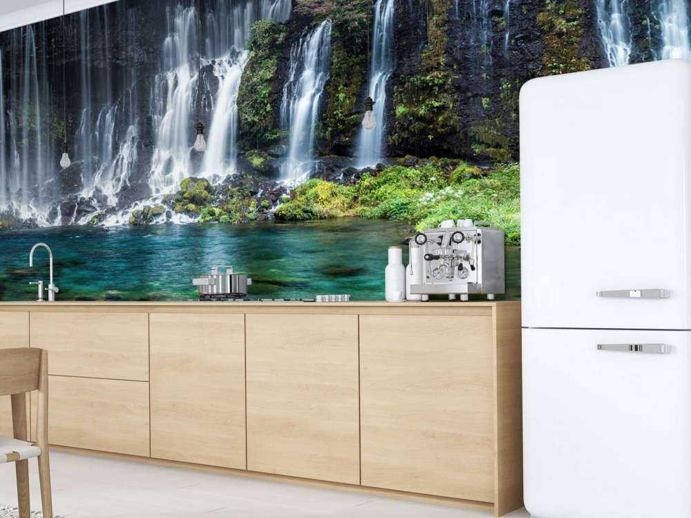 Panorama wodospadu z turkusową, błękitną wodą