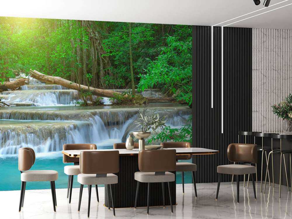 Szeroki wodospad w lesie