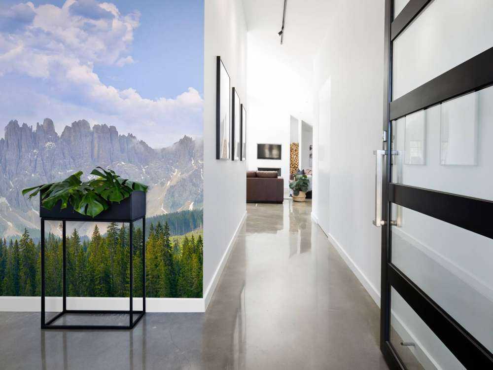 Góry z drzewami i chmurami