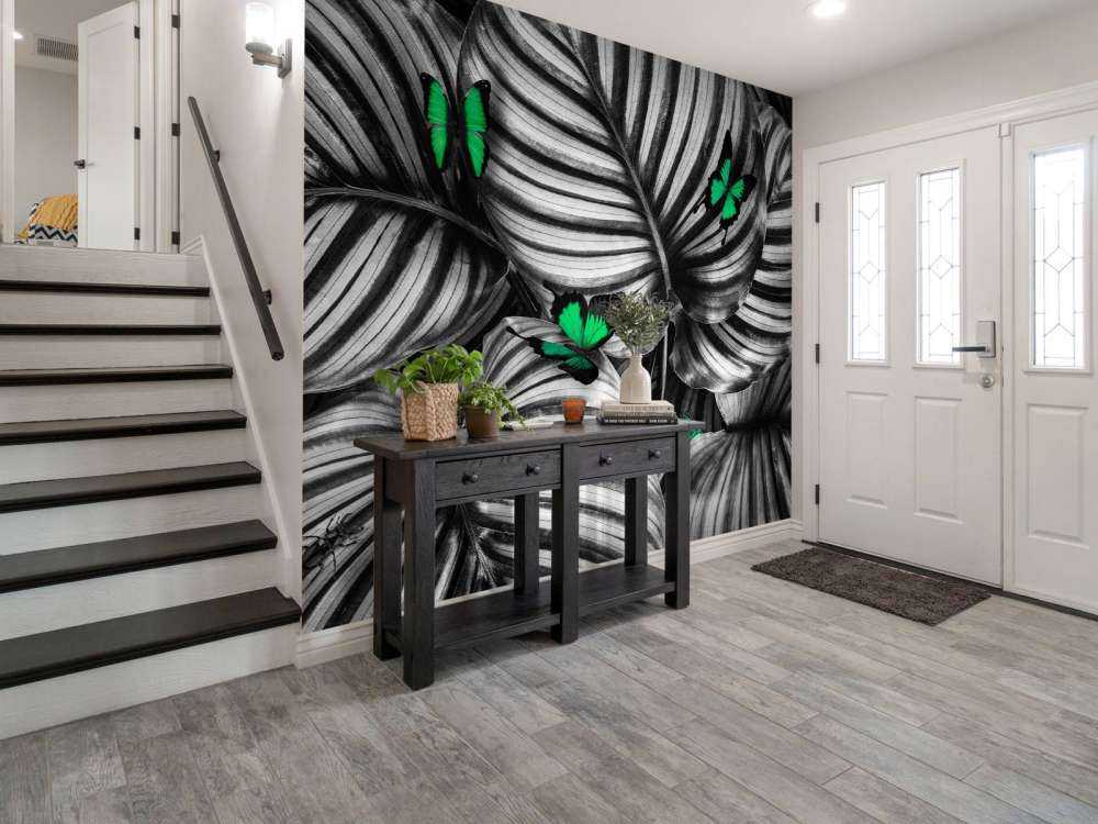 Motyle na liściach w paski