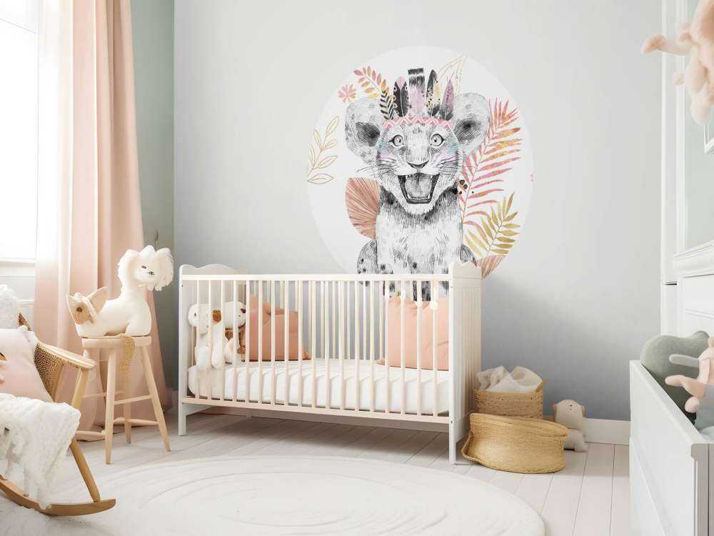 Mała lwica z koralowym różem i złotymi liśćmi