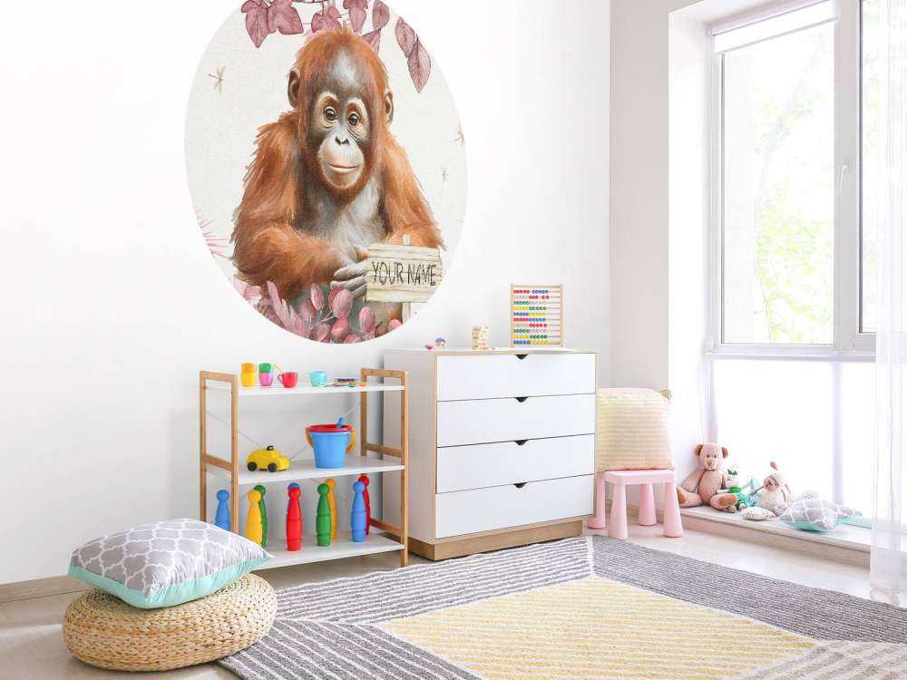 Młody orangutan w dżungli różowy