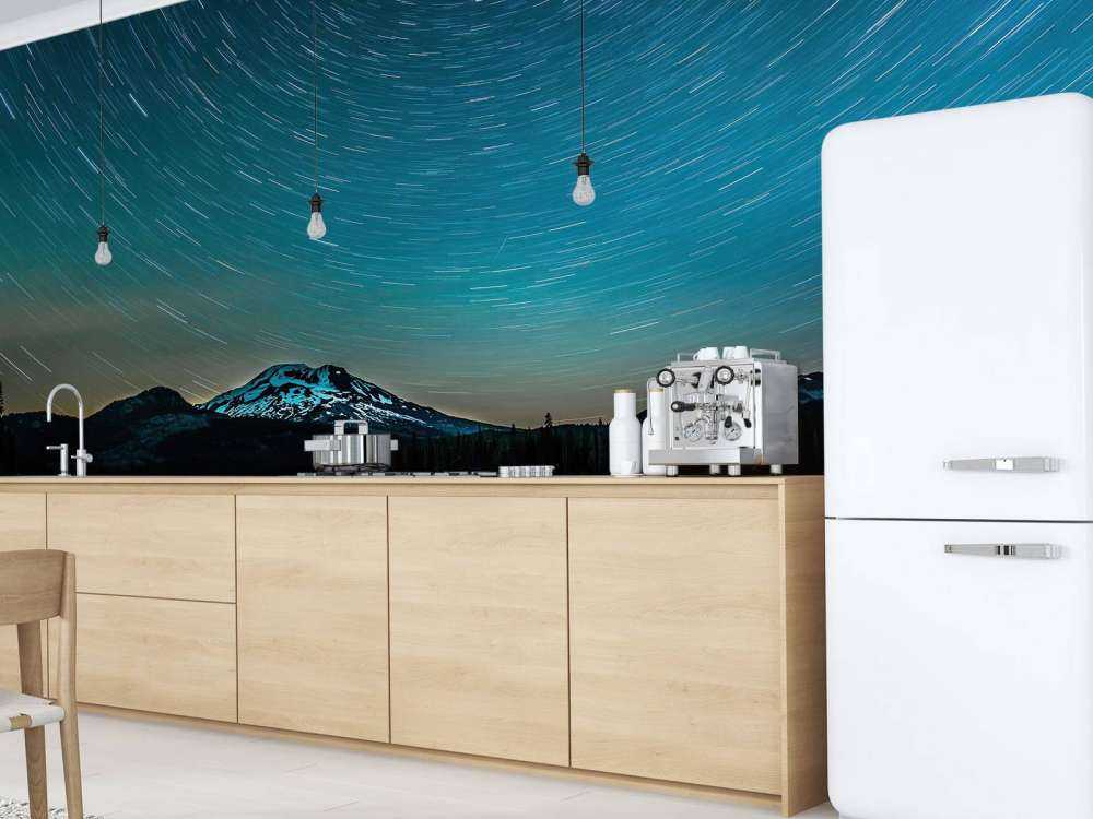 Ciemne gwiaździste niebo