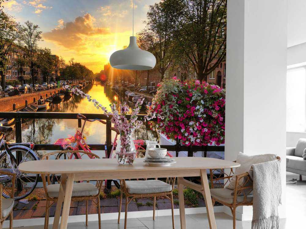 Jazda na rowerze na moście z kwiatami