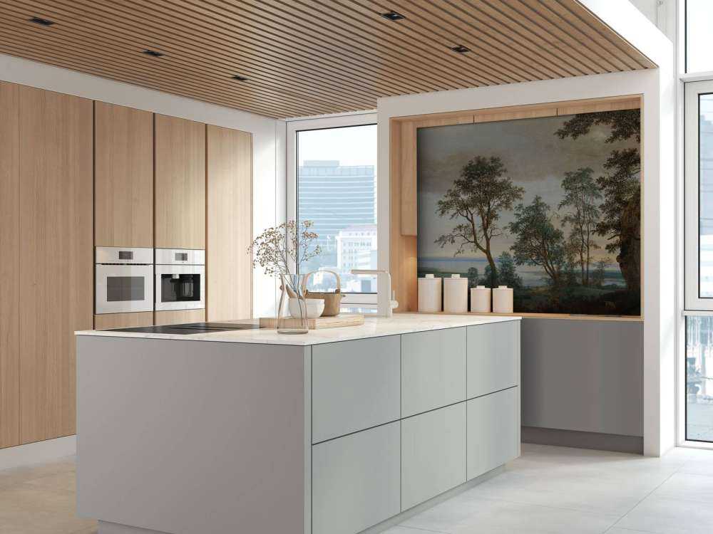 Krajobraz rzeczny widziany przez drzewa