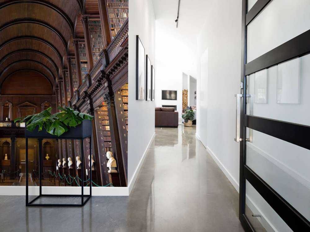 Klasyczna sala książkowa z łukami