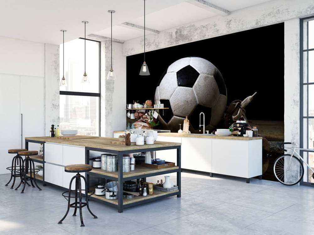 Piłka nożna pomiędzy dwoma trampkami