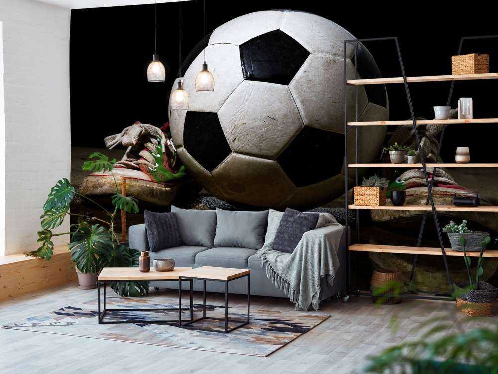 Piłka nożna pomiędzy dwoma trampkami