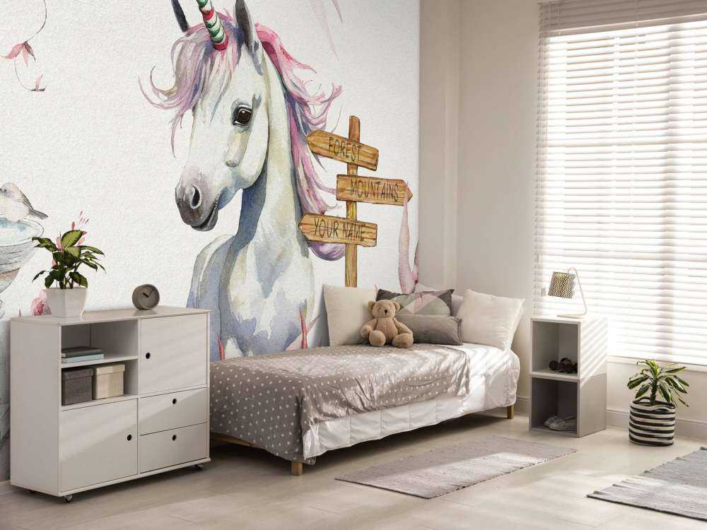 Mały jednorożec z roślinami różowy