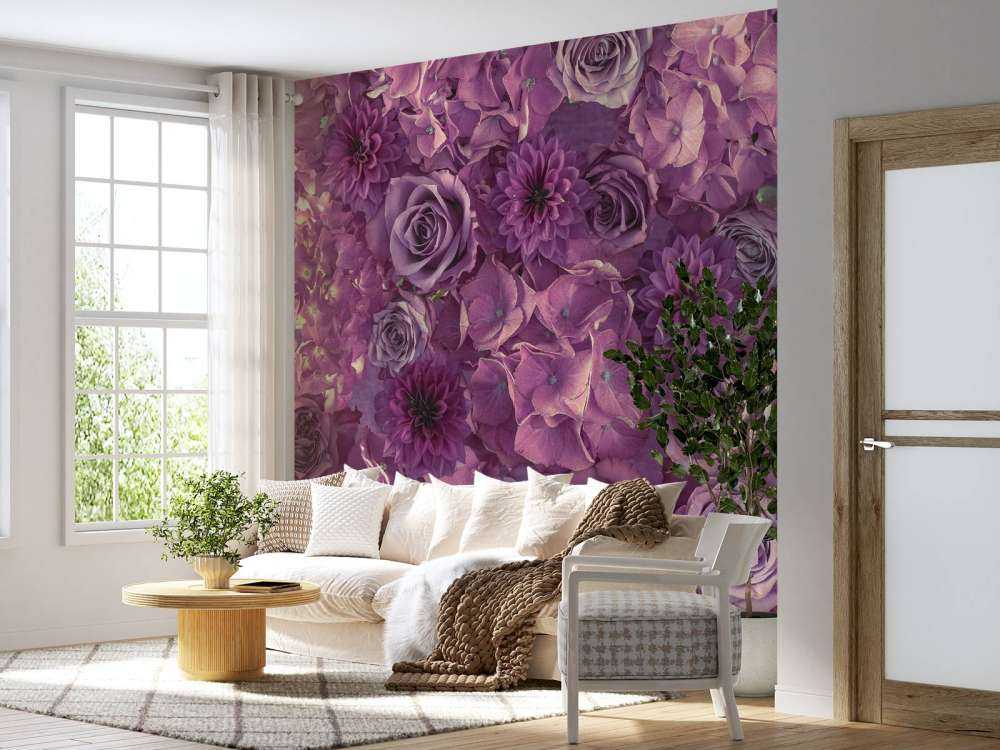 Fioletowe hortensje, róże i dalie