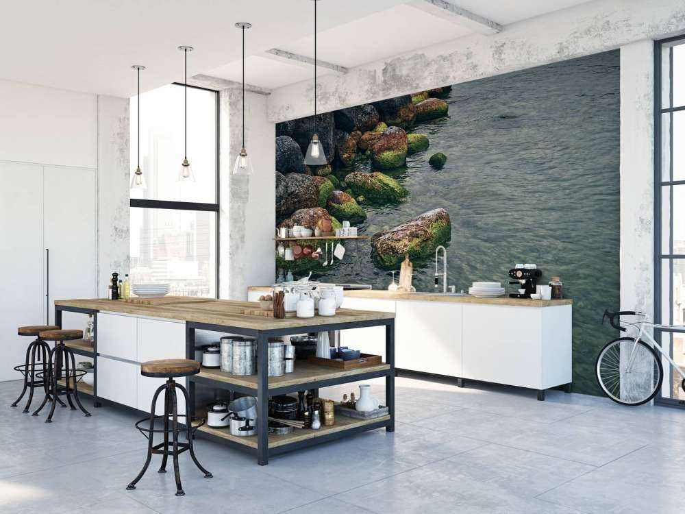 Skały nad górskim jeziorem