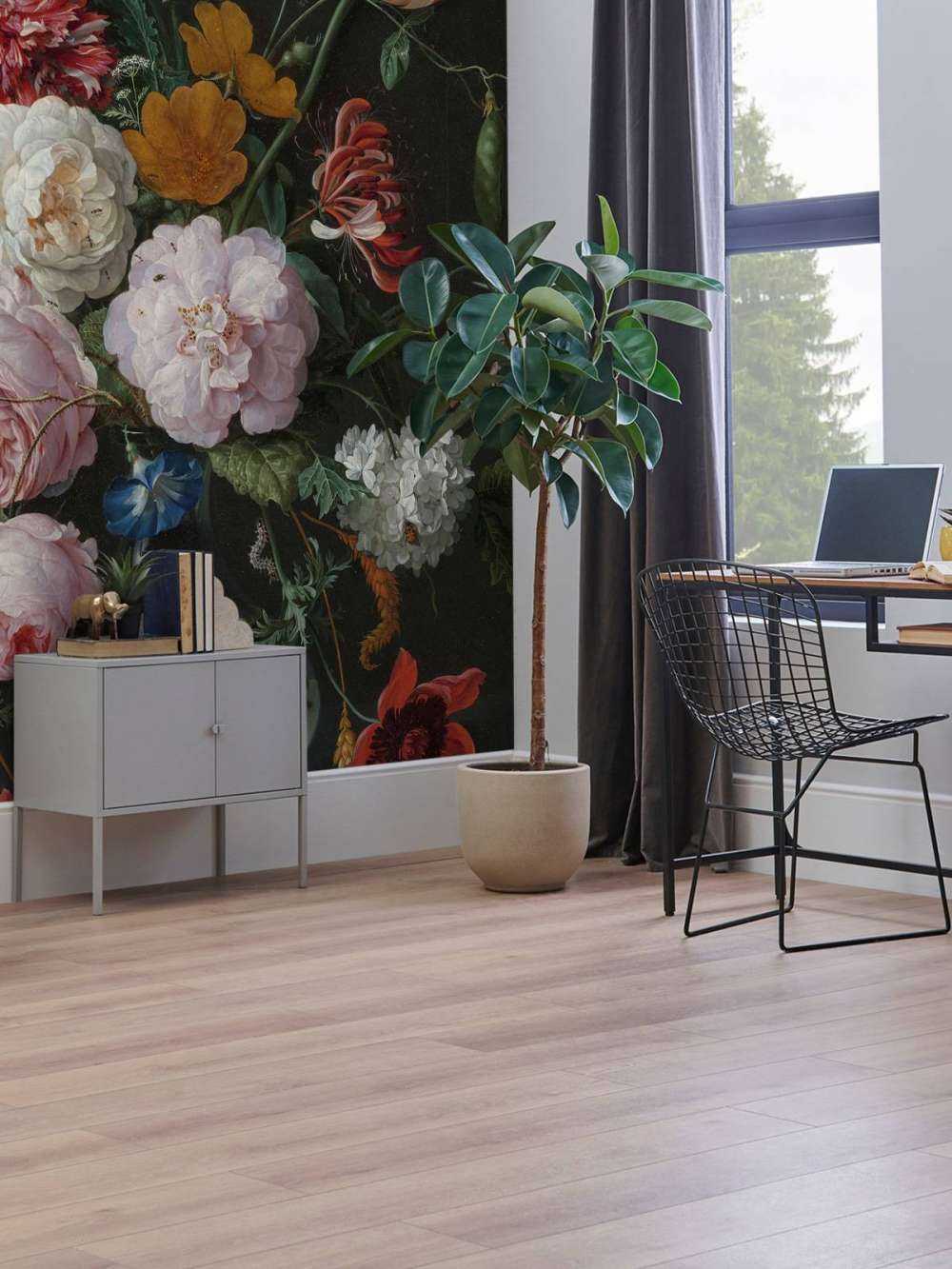 Martwa natura z kwiatami w szklanym wazonie.