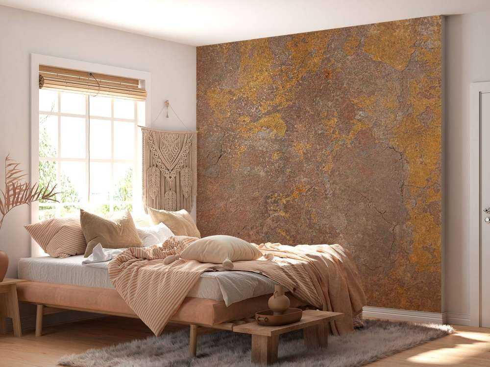 Stara ściana z żółtym stiukiem