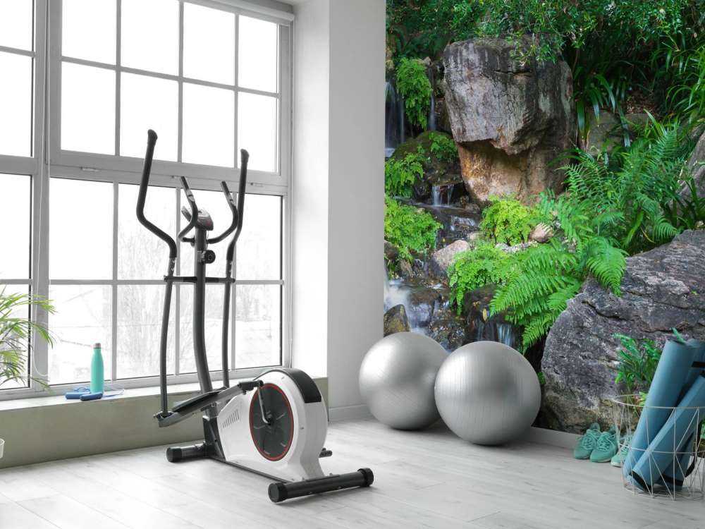 Wodospad z roślinami tropikalnymi