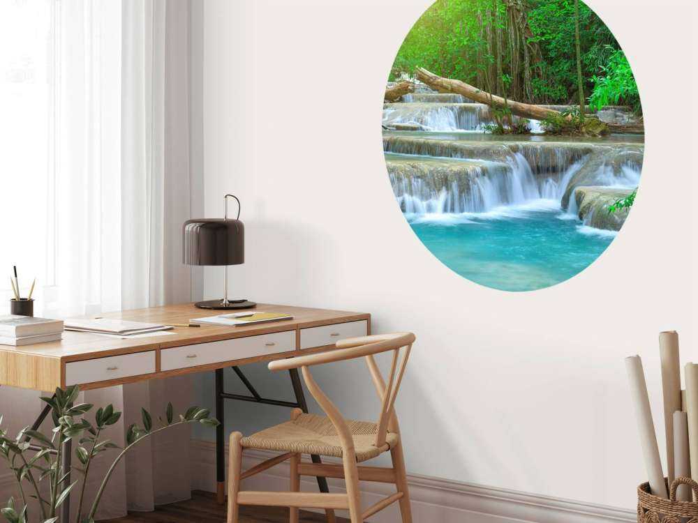 Szeroki wodospad w lesie