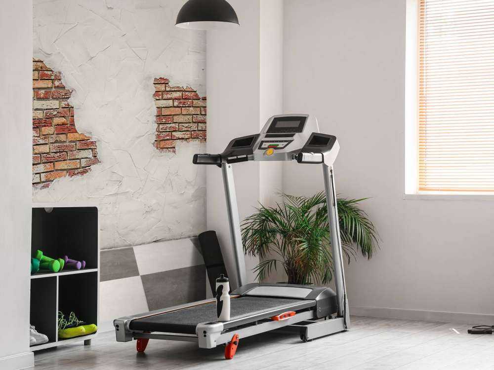 Murowany mur ze stiukiem