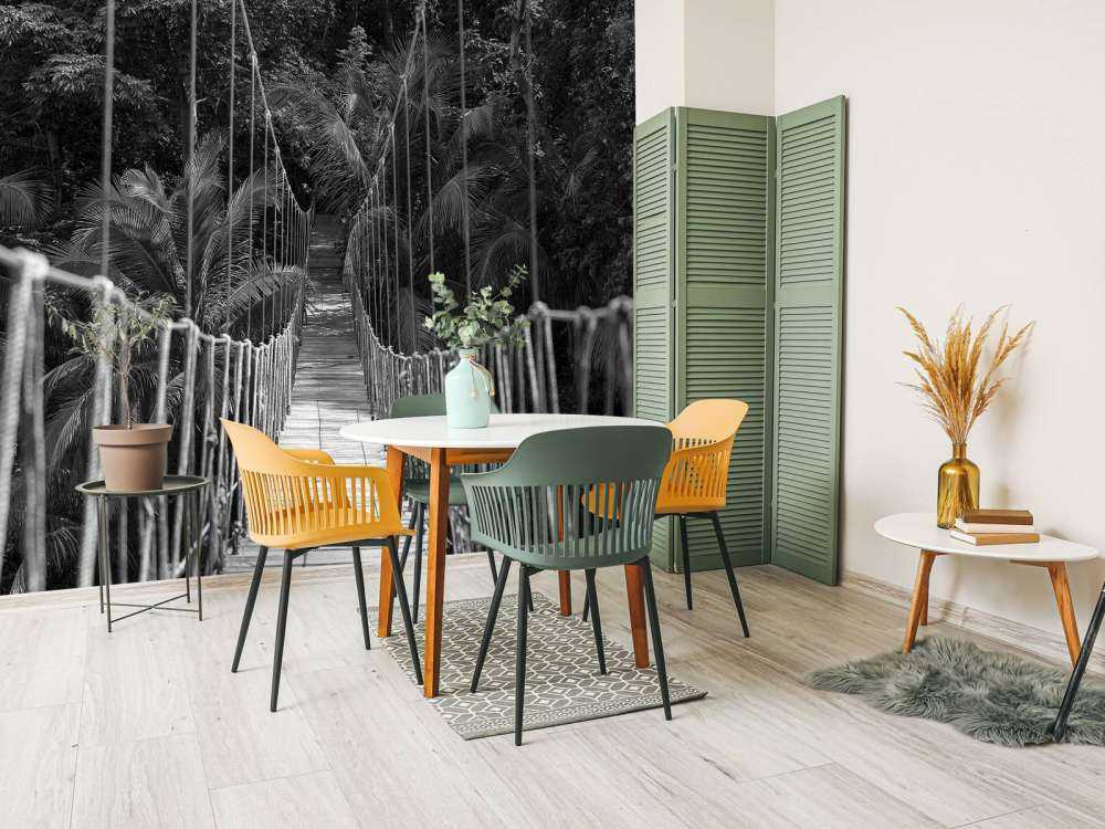 Drewniany mostek między palmami