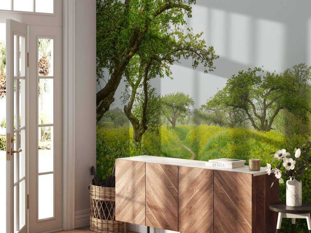 Ścieżka przez wzgórza z żółtymi kwiatami