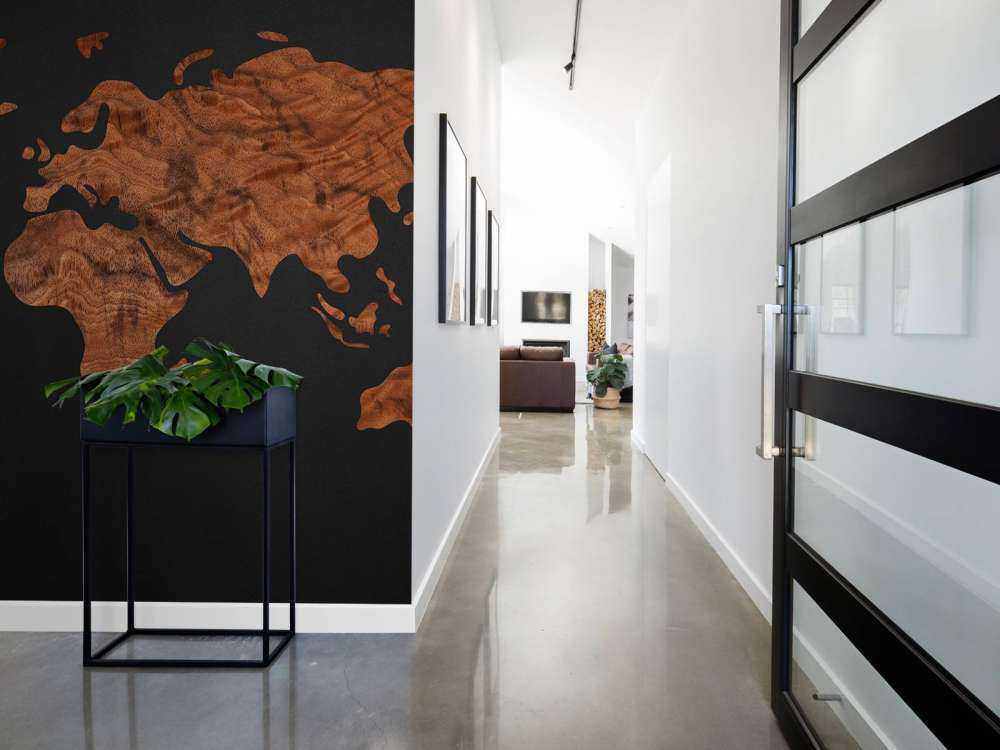 Mapa świata z okleiną drewnianą