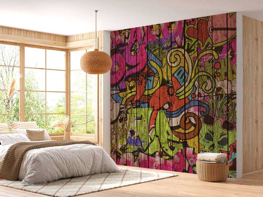 Uliczne graffiti na starym drewnie