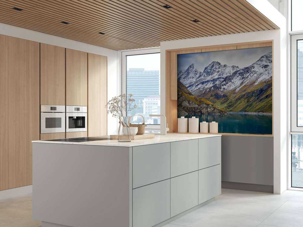 Szczyty górskie pokryte śniegiem w pobliżu górskiego jeziora