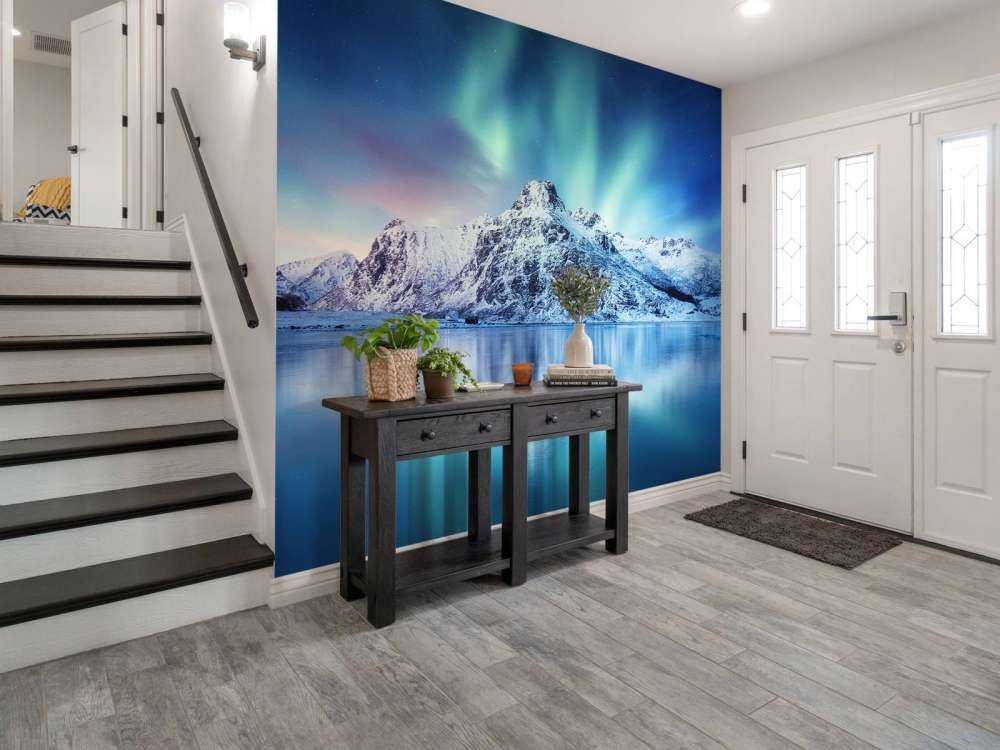 Północne światła nad zamarzniętym oceanem i górami