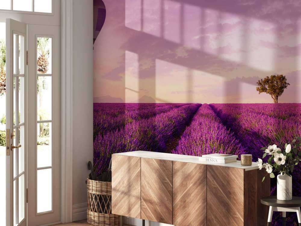 Lawendowe pole i balon na gorące powietrze