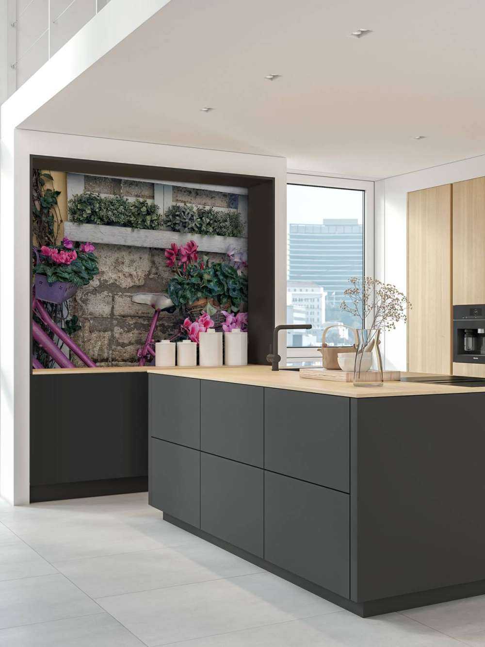 Rower zabytkowy z kwiatami