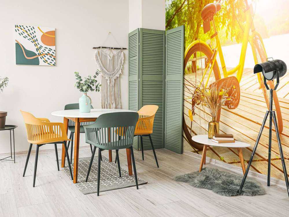 Żółty rower na molo