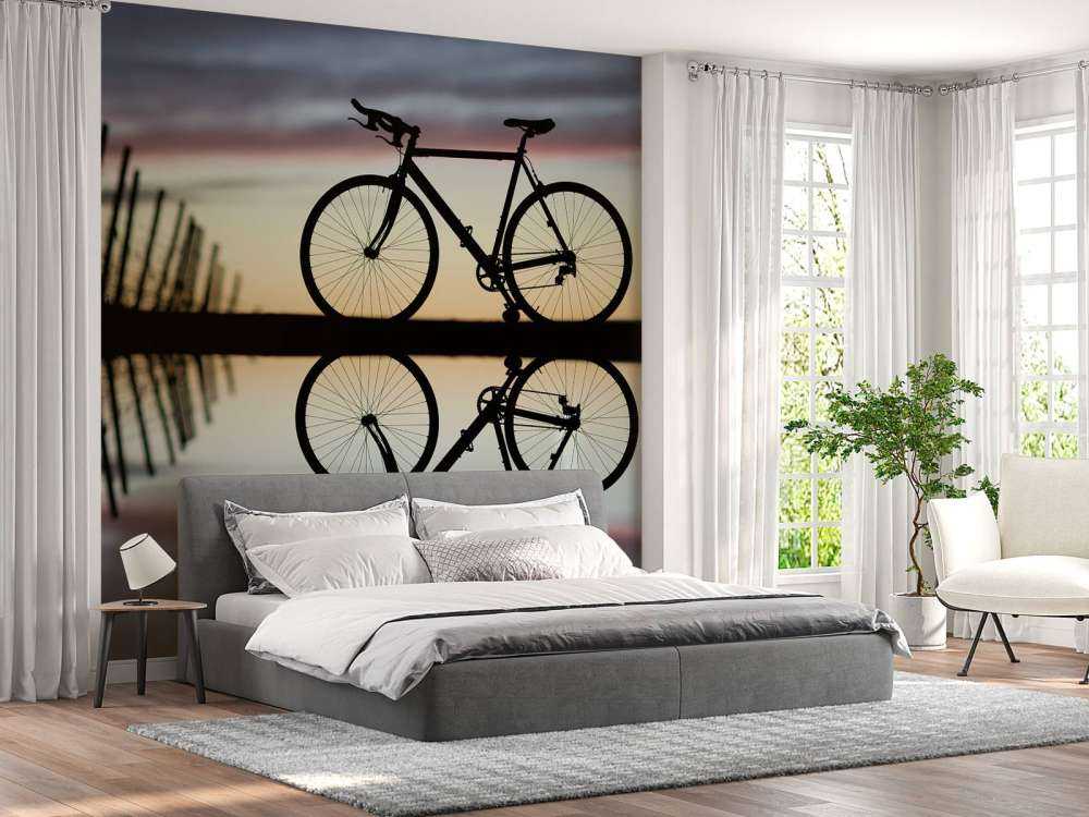 Rower wyścigowy przy zachodzie słońca