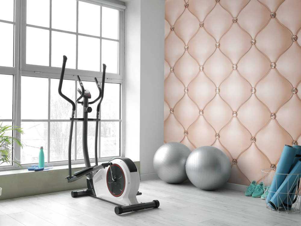 Szykowna różowa ściana z kolażami